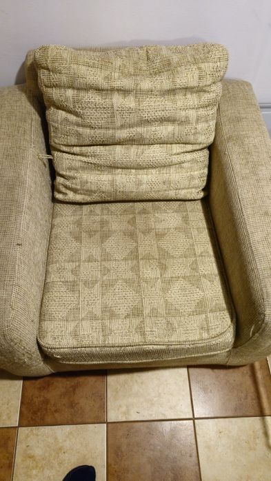 Oddam dwa fotele i szklany stolik.