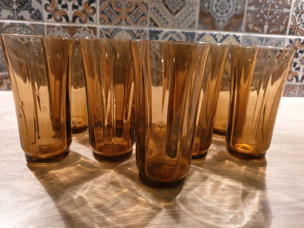 9  szklanek  z grubego szkła .