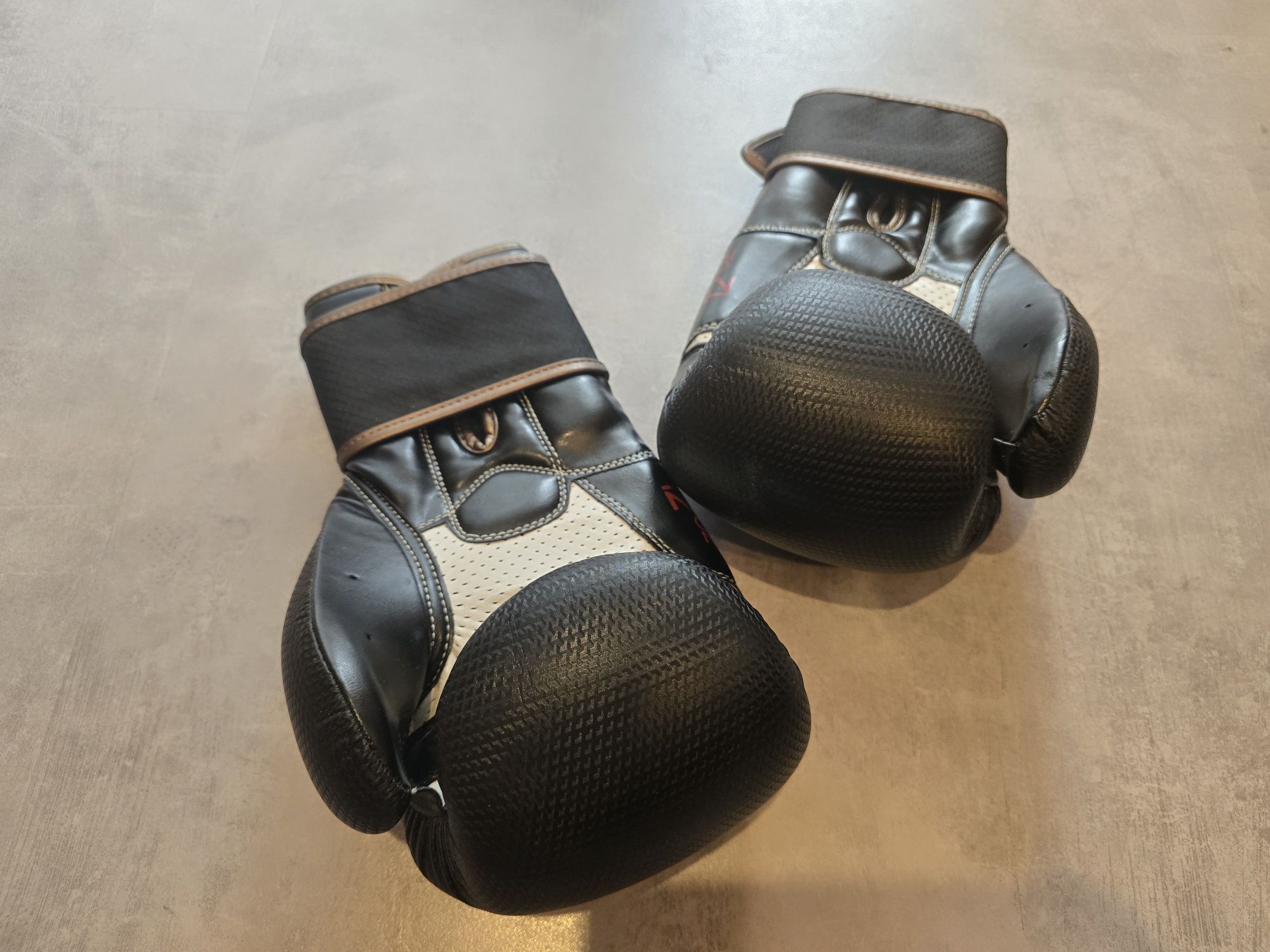 Zestaw do boksu/K1 - rękawice, owijki i nagolenniki - Decathlon