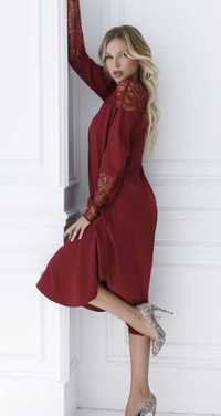 Красивое красное платье с кружевными рукавами