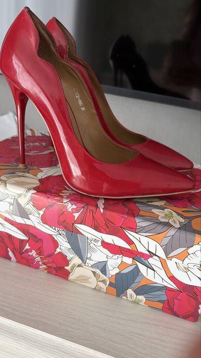 Туфли miraton червоні в ганому стані