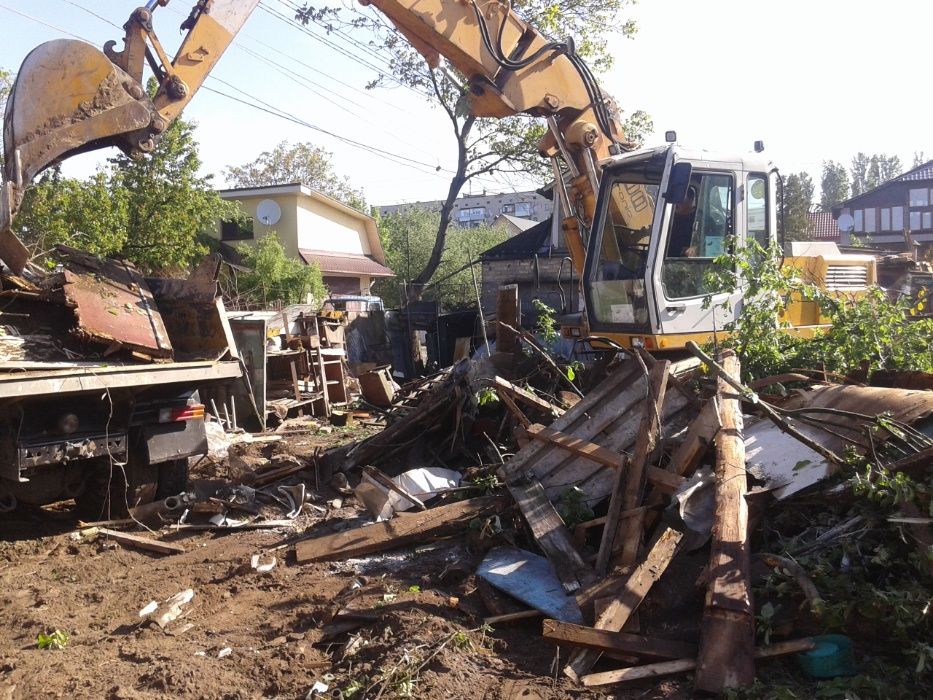 Розчищення ділянок Зрізання, обрізка, Видалення дерев Вирівнювання.