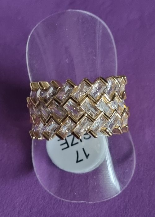 Anel dourado, em aço, com 3 fiadas de brilhantes. T17