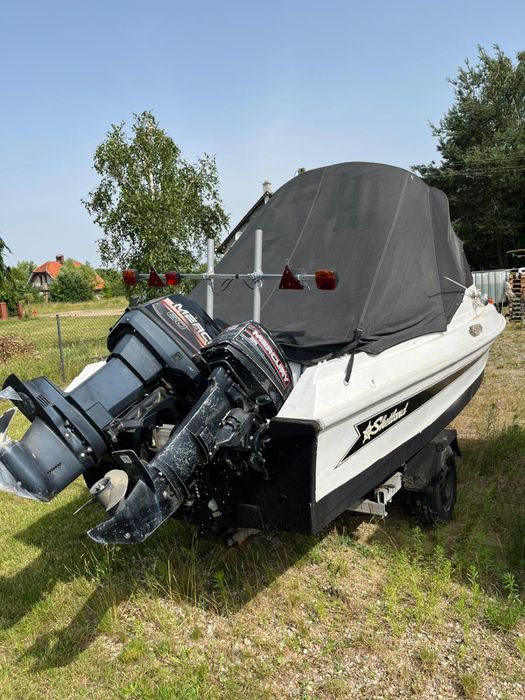 Łódź motorowa z dwoma silnikami