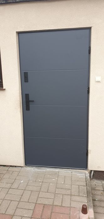 Montaz drzwi wewnętrznych i zewnętrznych. Panele laminowane