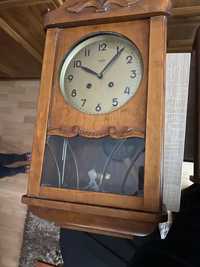 Stary drewniany zegar z mechanizmem