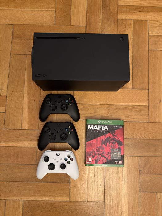 Konsola Xbox Series X + 3 pady + gra Mafia + słuchawki