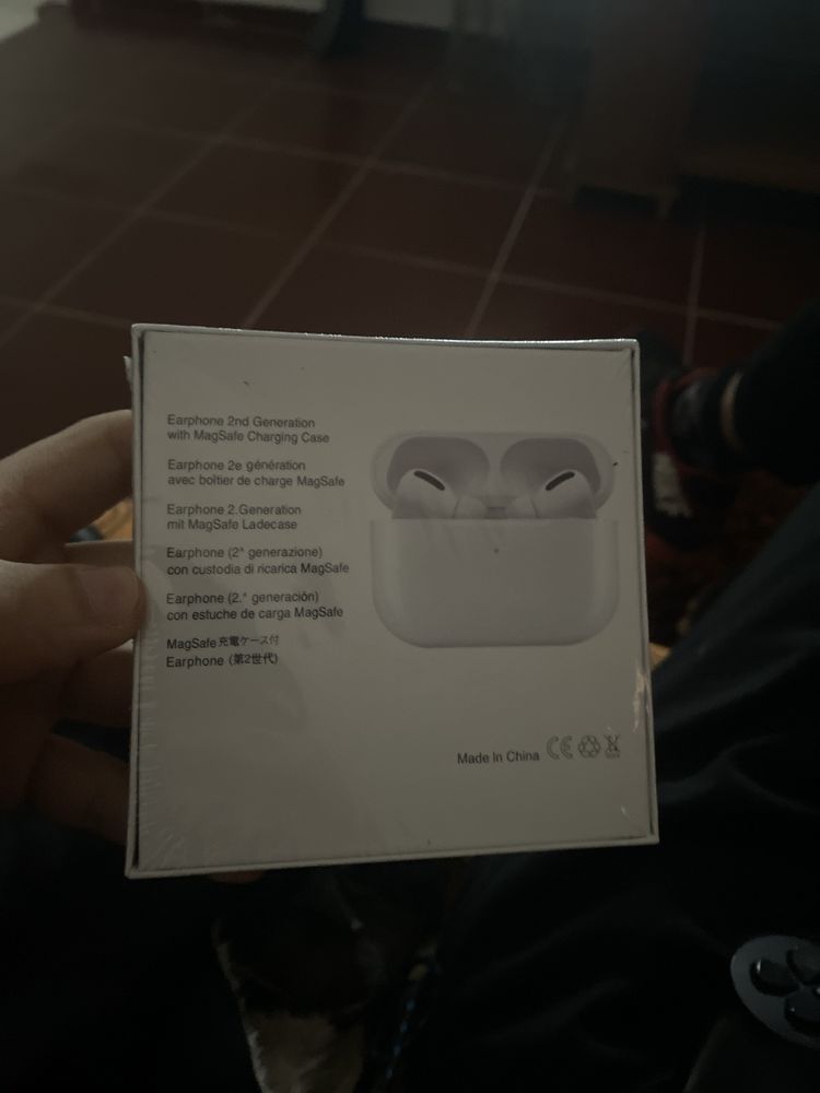 Airpods novos, ainda em plástico