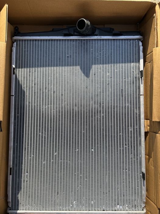 Продам НОВИЙ Радіатор на BMW e90