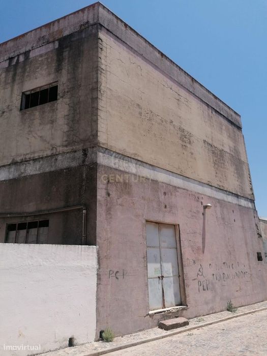 Grande Armazém  (565 m2 ) em pleno centro habitacional na  Vidigueira