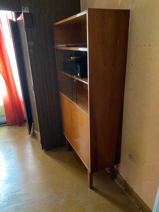 kredens biblioteczka wąska PRL na kwadratowych nóżkach.