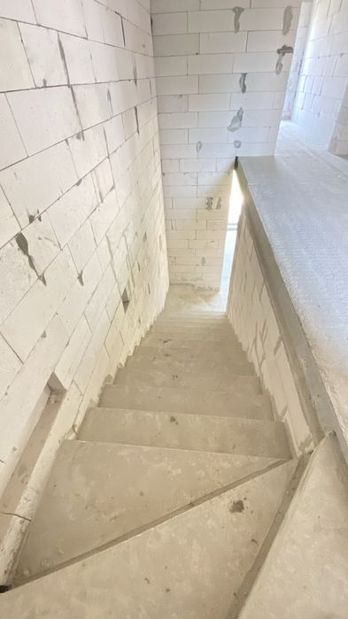 Напівособняк 130 м² з гаражем і 3 сотками землі біля міста