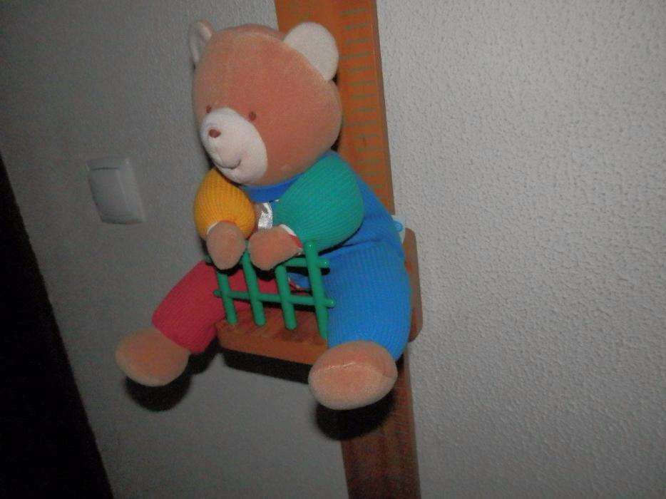 Régua de medir em madeira com boneco urso