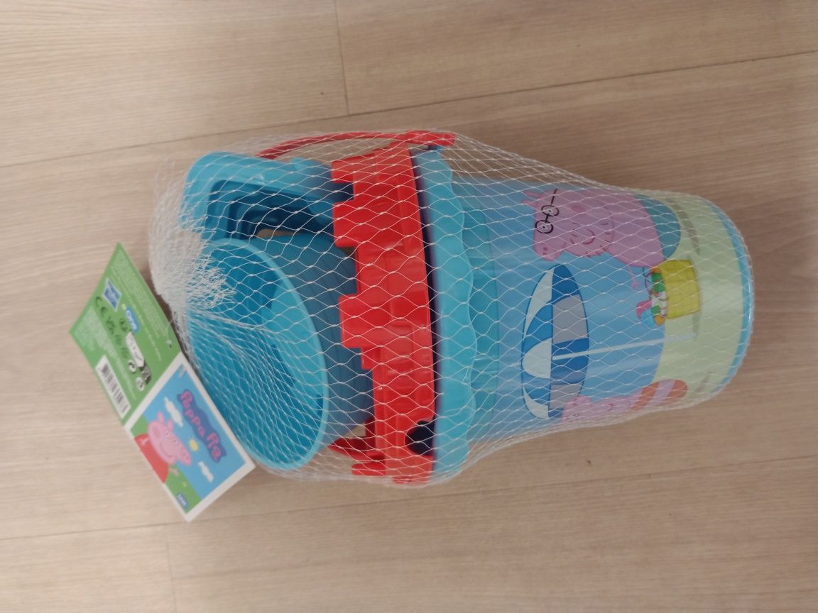 Wiaderko z foremkami świnka Peppa