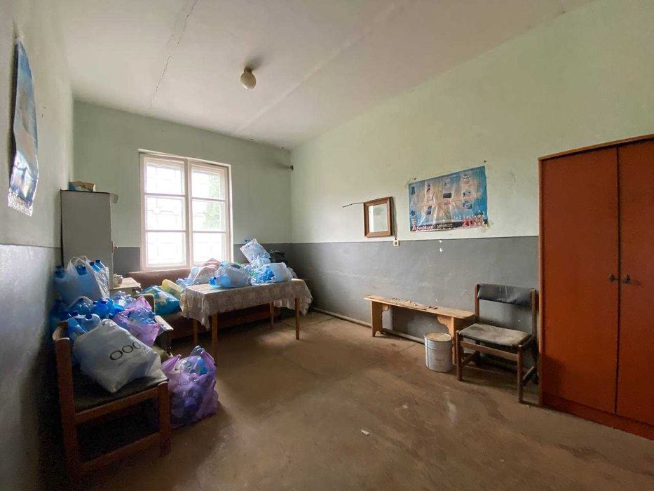 Приміщення 1230 м2 та земельна ділянка 0,35 га в с. Вістова