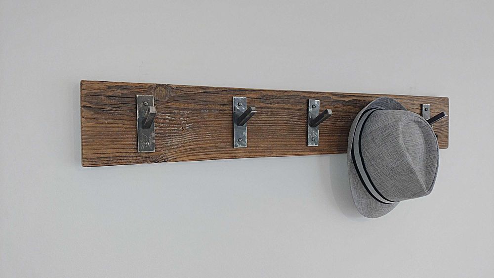 Wieszak loftowy z drewna i stali – industrialny design