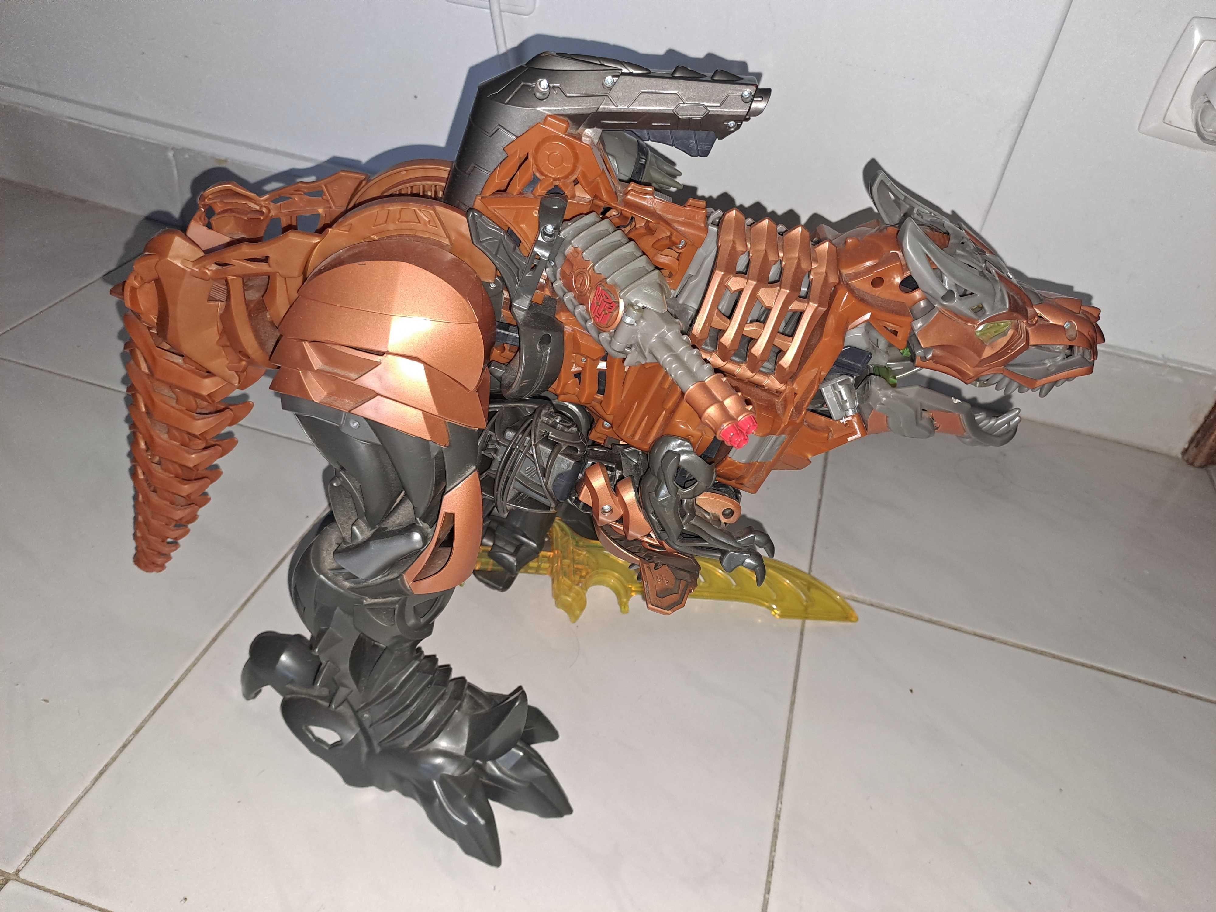 Boneco Transformer em Dinossauro