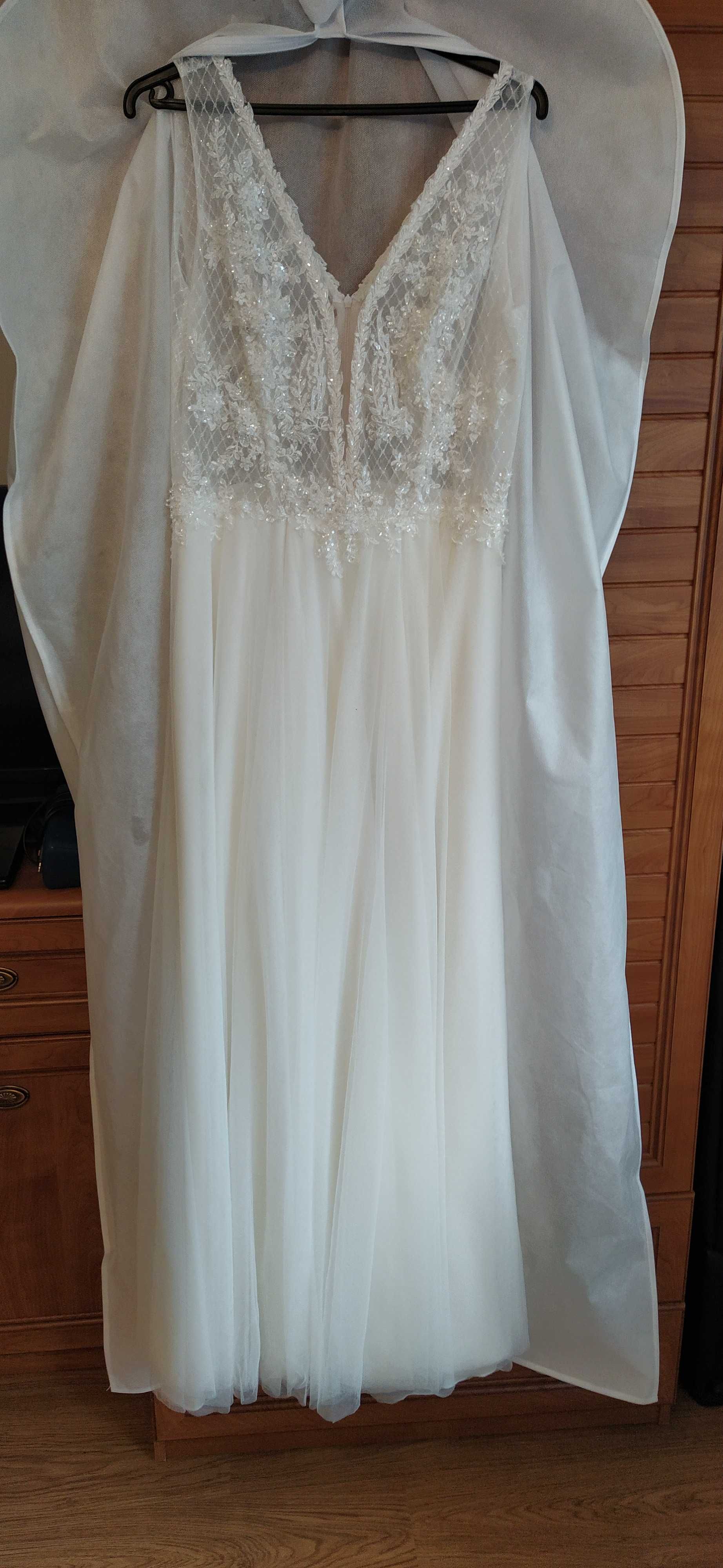Piękna suknia ślubna koronka dekolt biała
