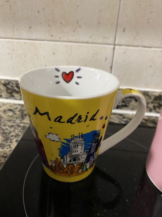 Canecas diversas e tigelas