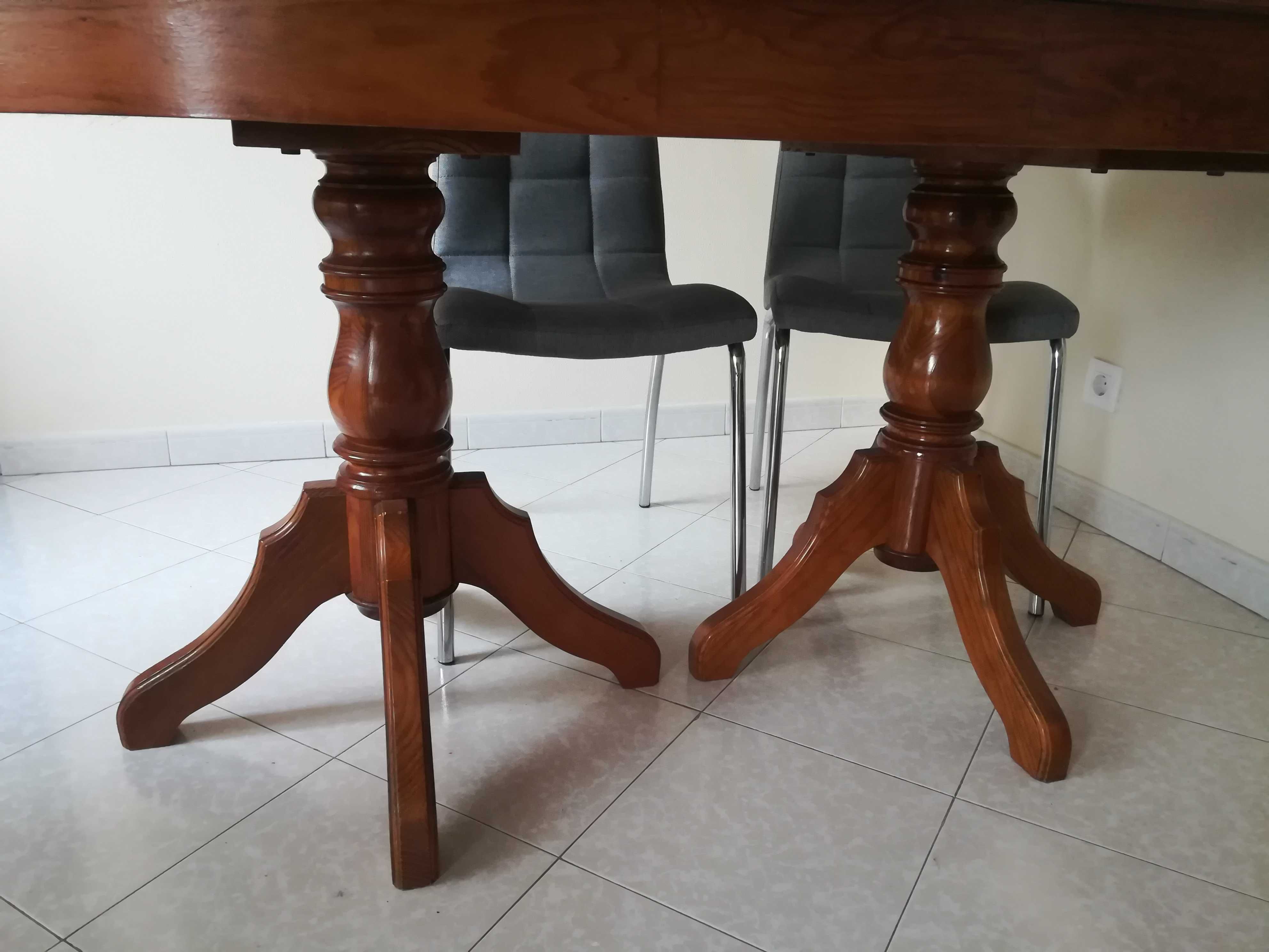 Mesa de sala em madeira