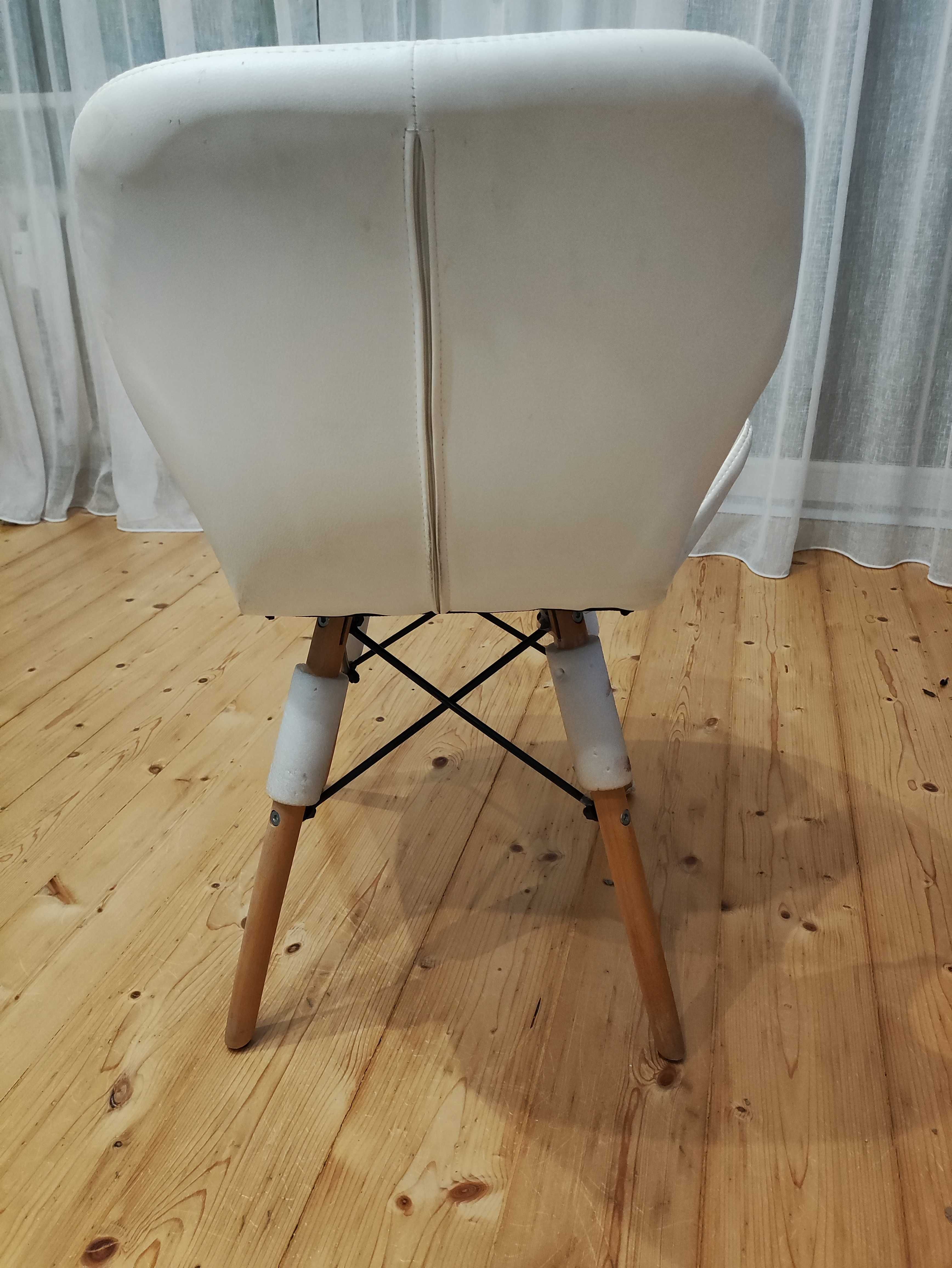 krzesła tapicerowane imitacją skóry