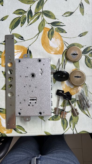 Fechadura Cisa com 3 chaves