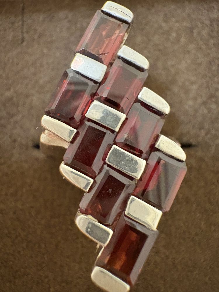 Pierscionek srebrny z granatami r.19