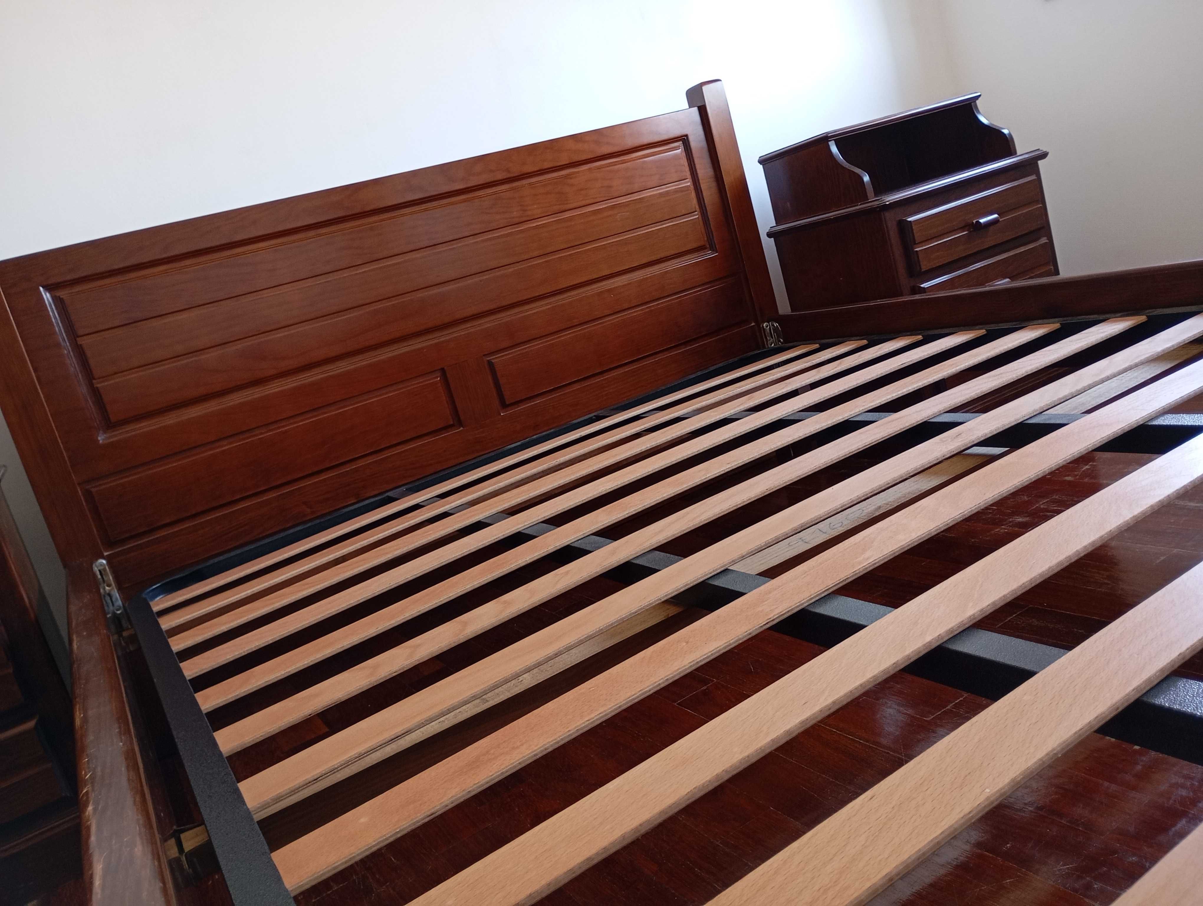 Mobilia de quarto (cama, estrado e mesinhas)