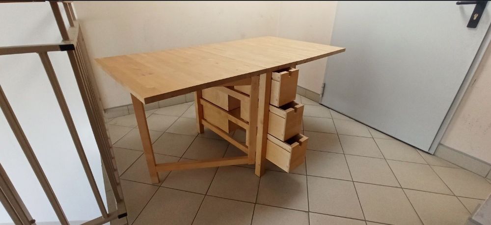 Drewniany rozkładany stół IKEA, brzozowy z szufladami