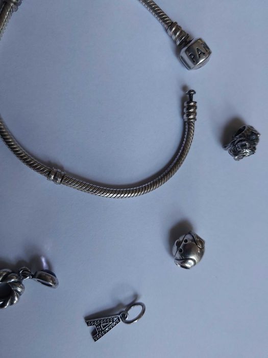 Oryginalna PANDORA srebrna z zawieszkami