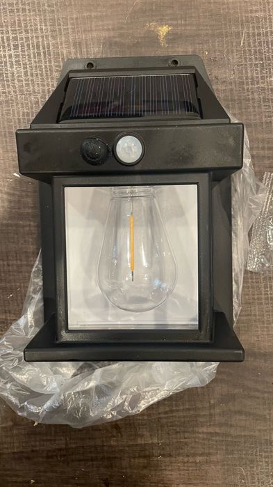 Вуличний ліхтар на сонячних батареях