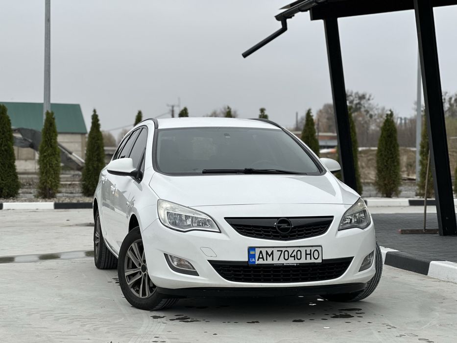 Opel Astra j автомобіль в чудовому стані