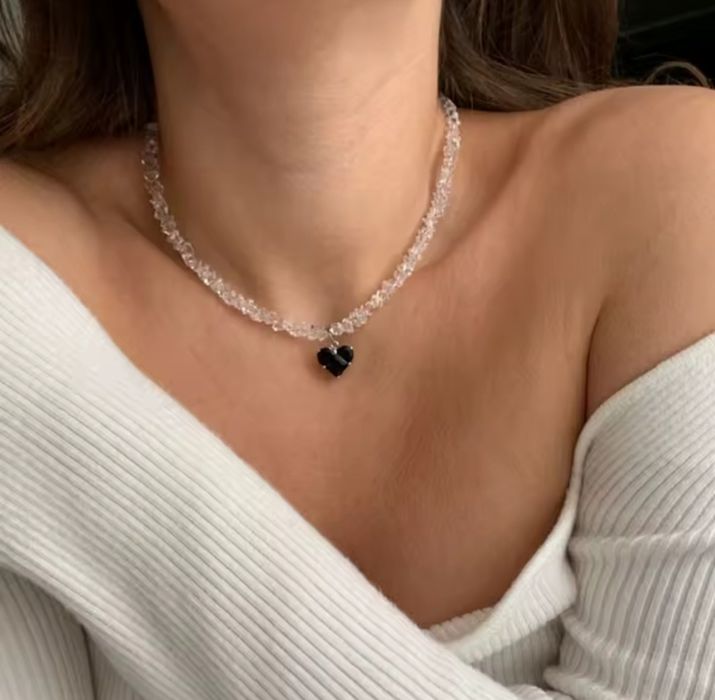 Чокер кольє на шию