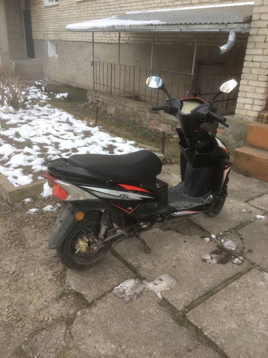 Потужний електроскутер для довгих подорожей з запасом 180км