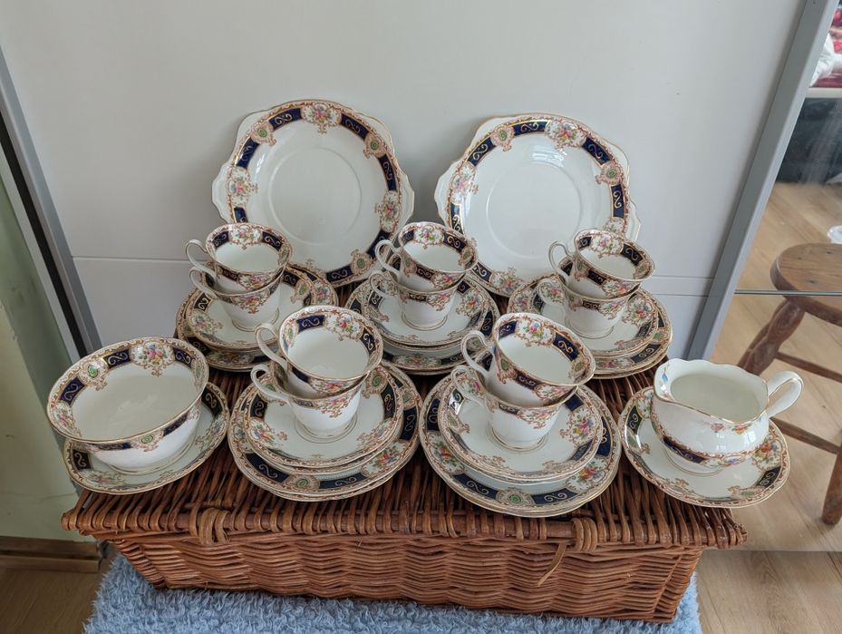 Zestaw starych filiżanek