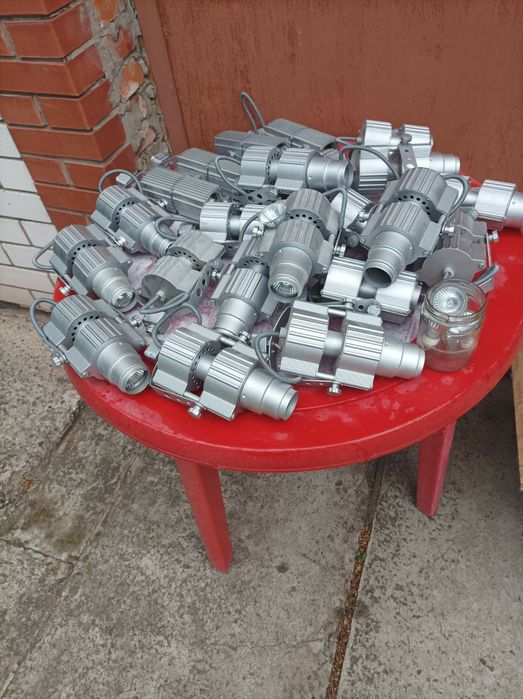 Продам трековые светильники