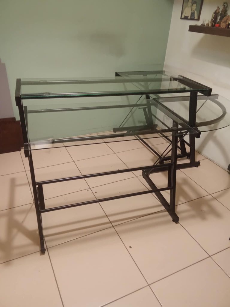Mobiliário de escritório (duas secretárias, um arquivo, uma estante)