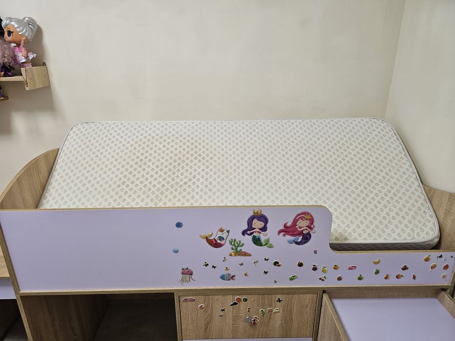 Функціональне дитяче ліжко-чердак зі столом, тумбою та  сходами.