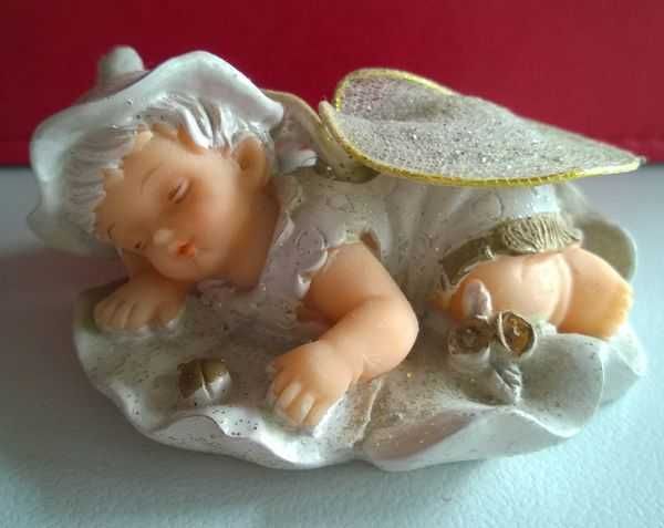 Figurki Aniołków Figurka Aniołek leżący śpiący na kwiatku chmurce 3cm