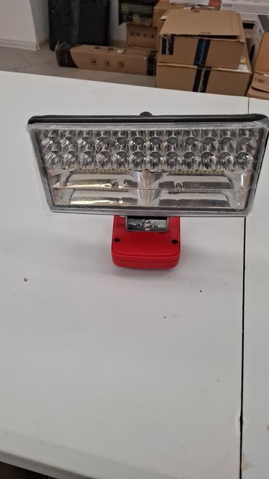 Lampa robocza LED na akumulator Milwaukee M18 – mocne światło, idealna