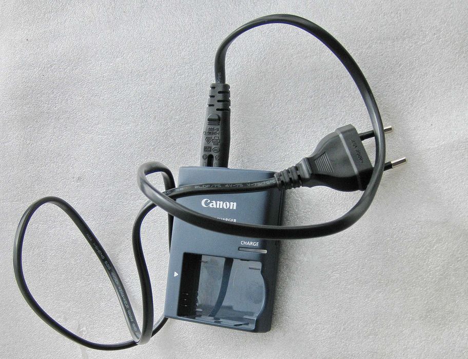 Зарядное устройство фотоаппарата Canon .