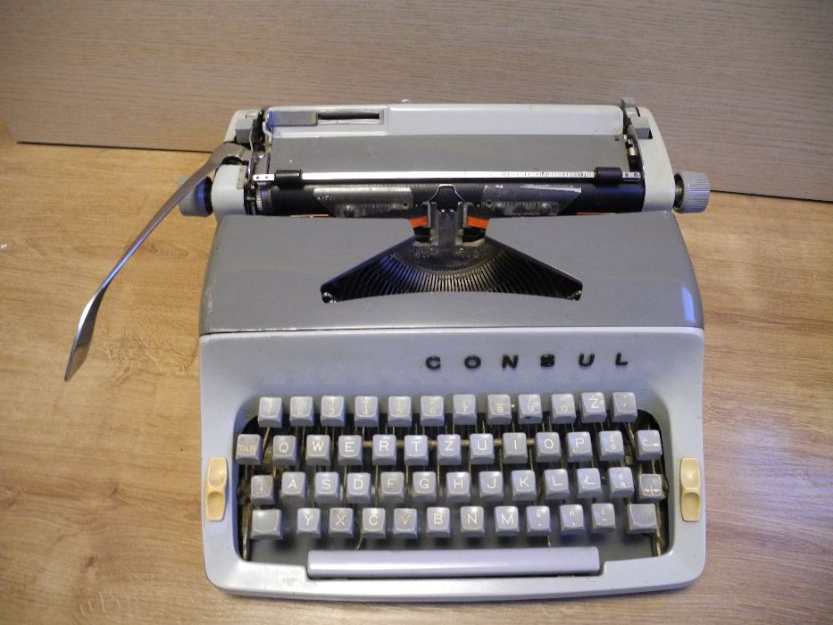 Maszyna do pisania CONSUL w walizce