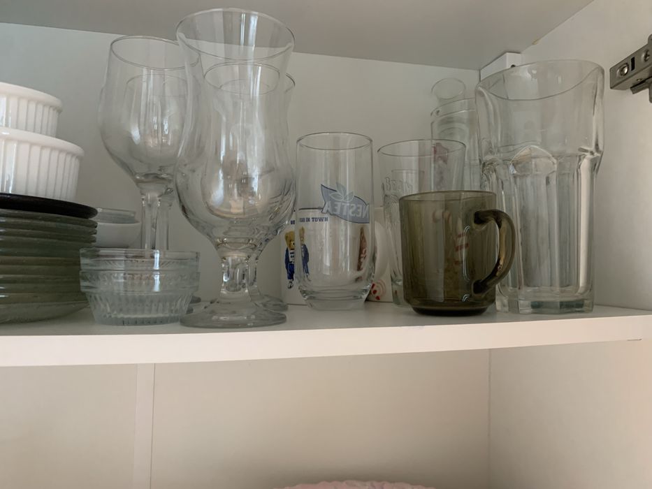 Zastawa stolowa talerze miski szklanki kubki