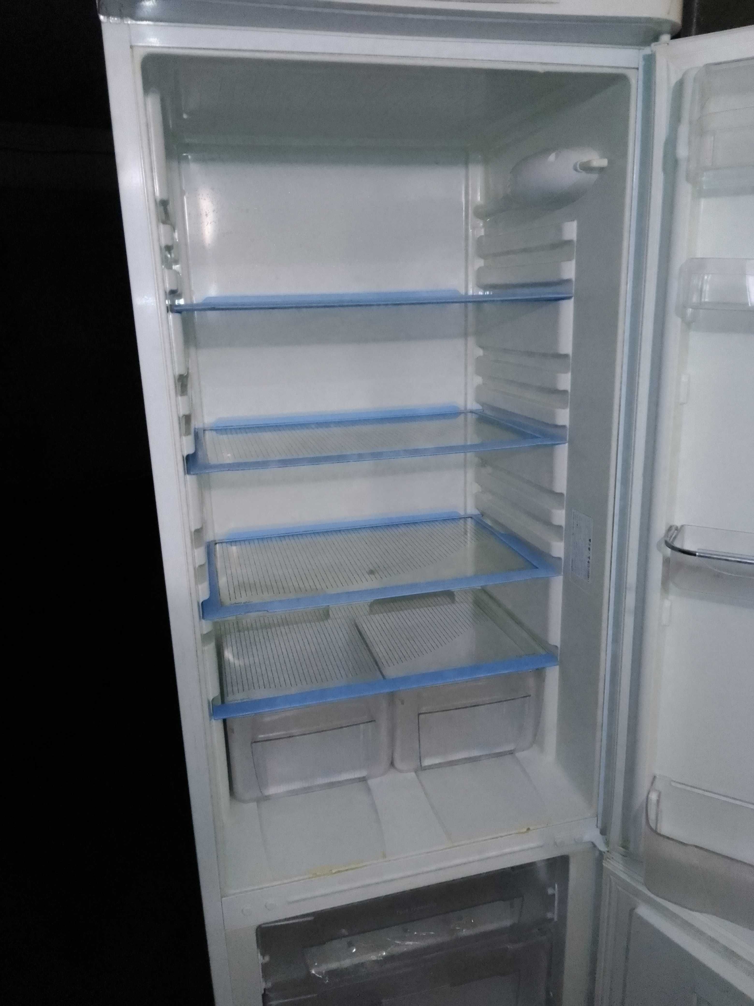 Продам Холодильник INDESIT