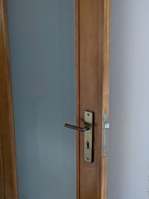 2 portas em madeira e vidro temperado