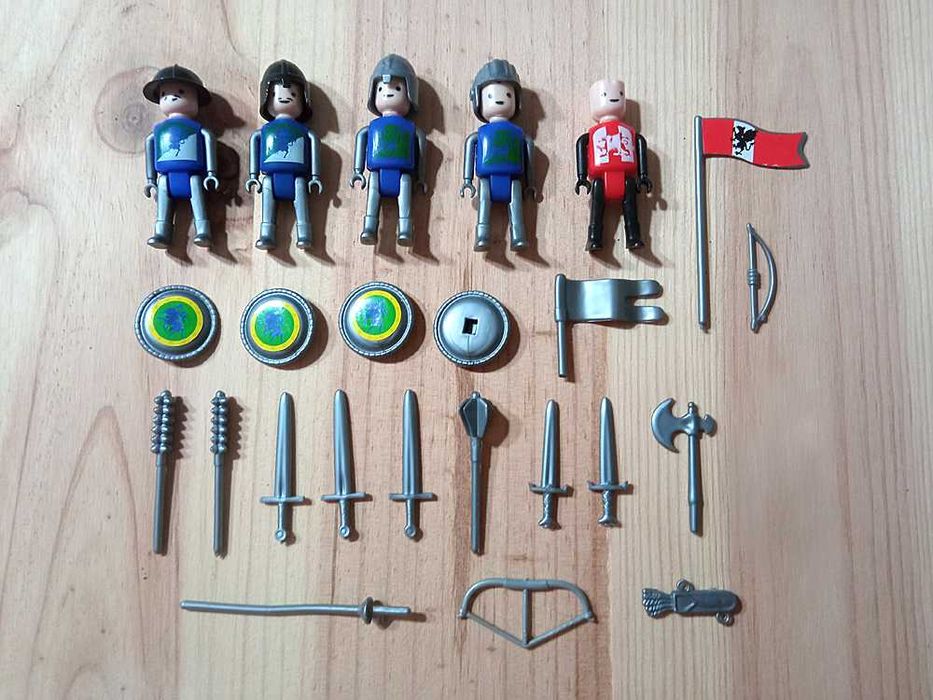 Figuras Medievais Com Armas