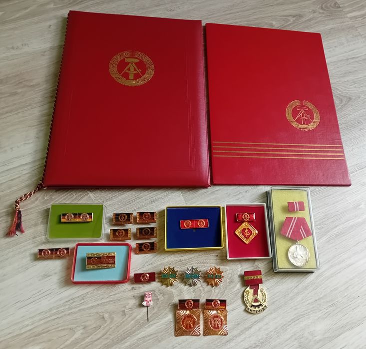 Medale /odznaczenia DDR + 2 teczki na dokumenty
