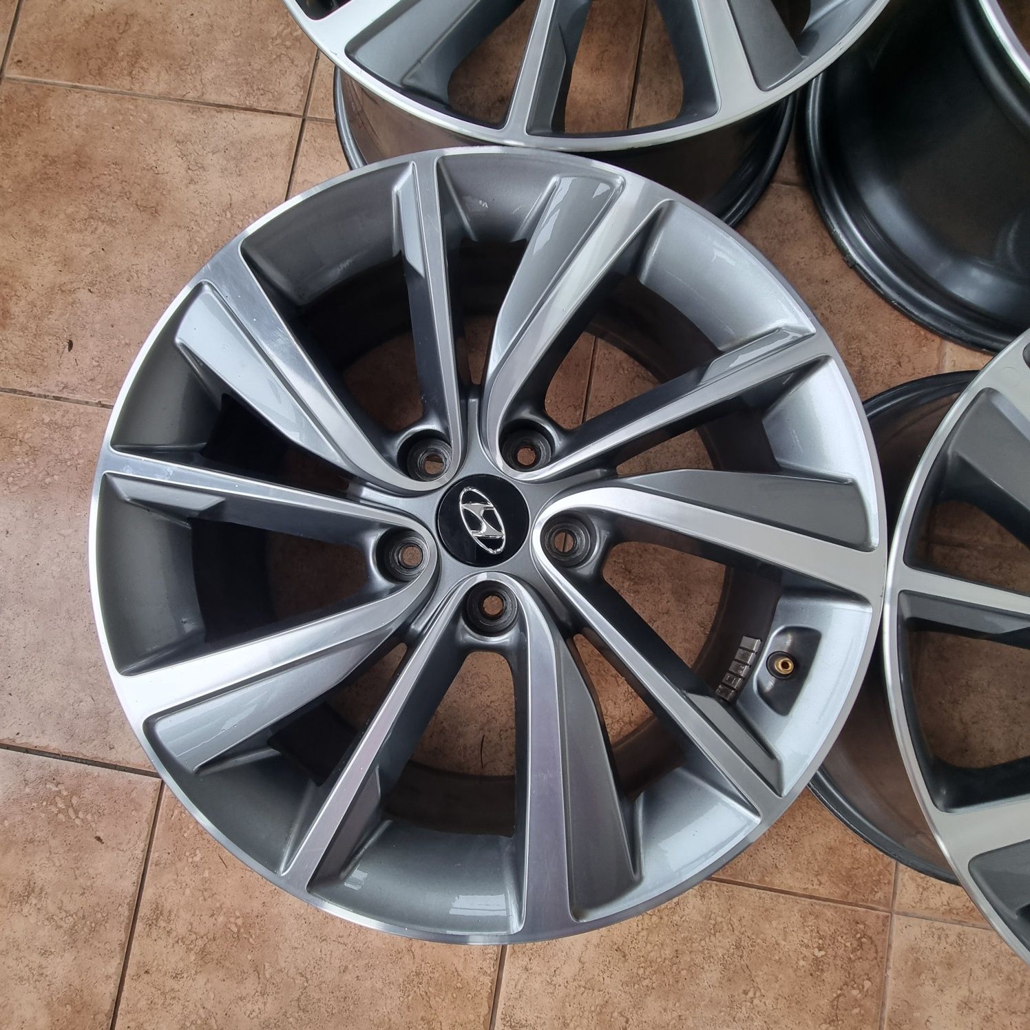 Диски Hyundai R18 5x114.3 7.5j ET49.5 ЦО67.1 оригінал