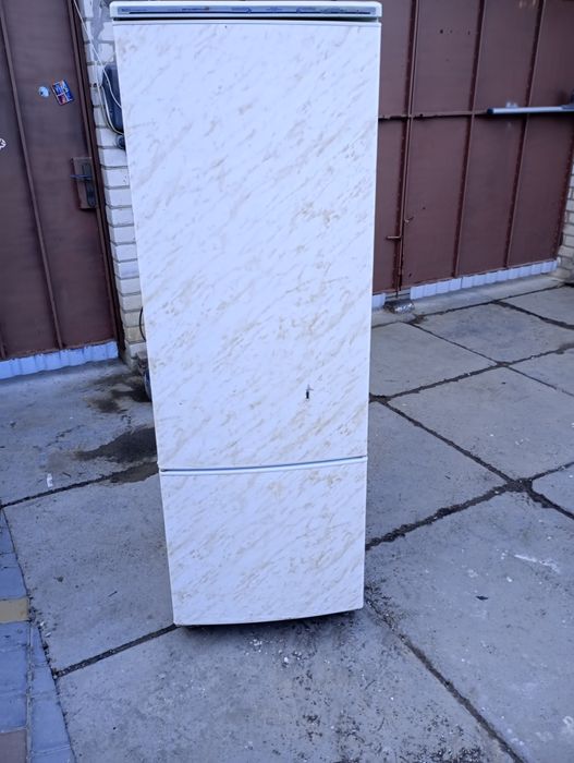 Продам холодильник в робочому