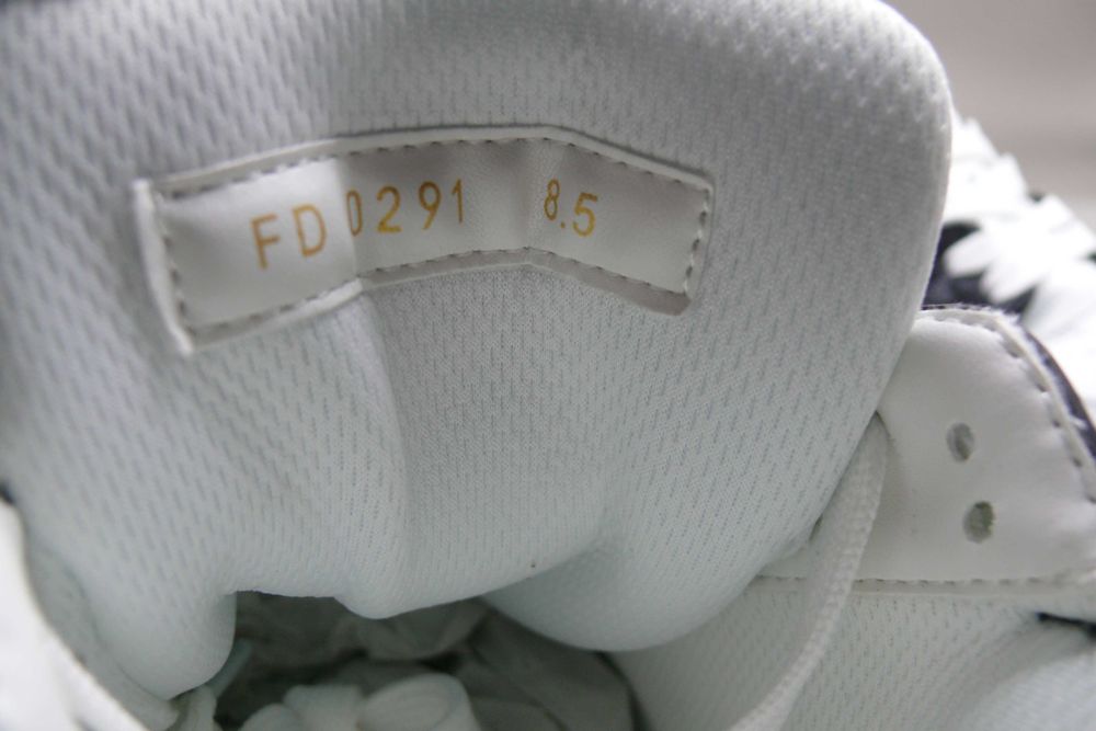 Sapatilhas brancas e pretas - Leia a Descrição